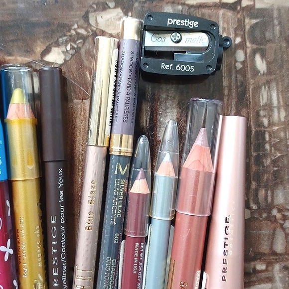 Makeup Bundle - Picture 6 of 6